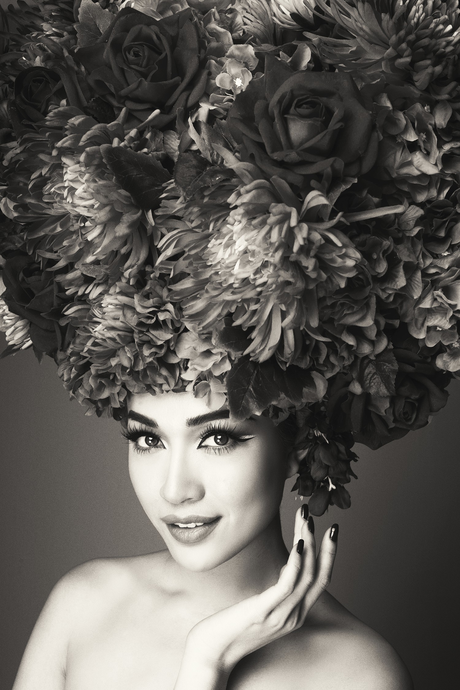 Hà Tăng vai trần, Kỳ Duyên cùng loạt mỹ nhân Việt khác trút bỏ xiêm y trong bộ ảnh của NTK Đỗ Mạnh Cường